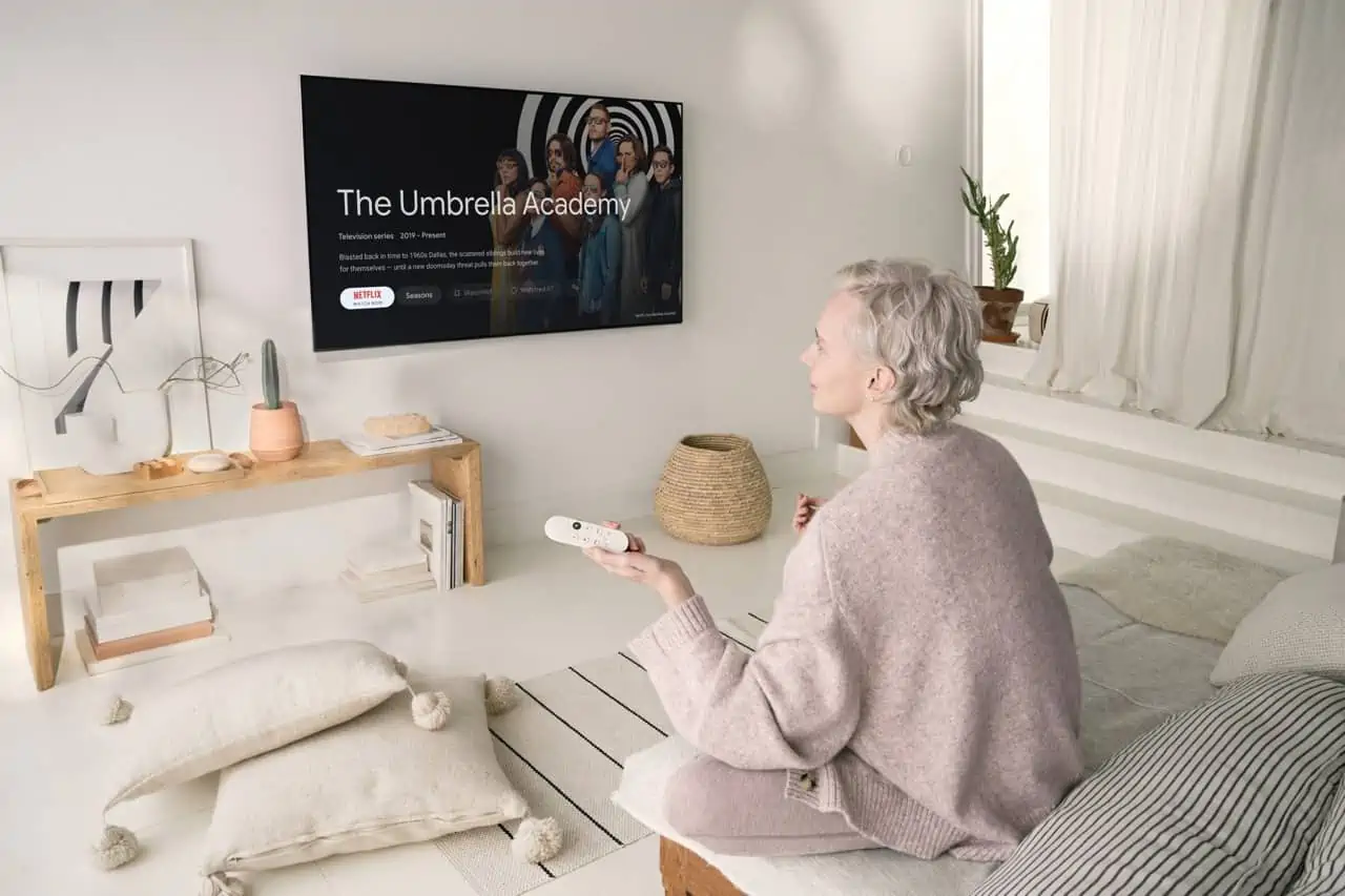 Appuyez sur Chromecast avec Google TV HD lifestyle 4 Large