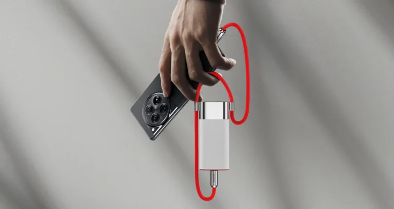 OnePlus présente « Pouch », une banque d'alimentation 3-en-1, un chargeur et un câble
