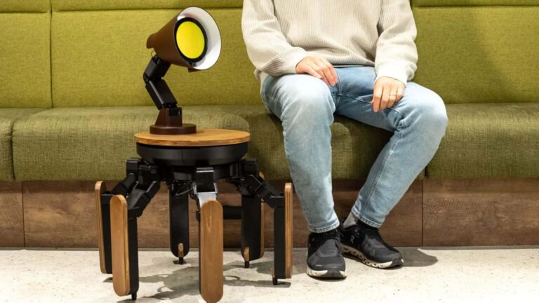 Jizai dévoile Mi-Mo au CES, un robot IA doté d'une lampe capable de marcher