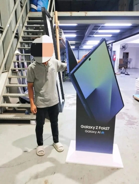 Galaxy Z Fold 7 Stand 1