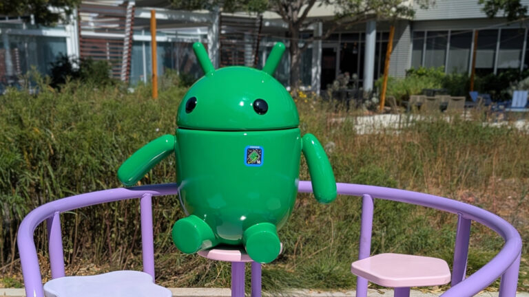 Google dévoile la statue Android 16 ludique inspirée par le matériel 3 expressif