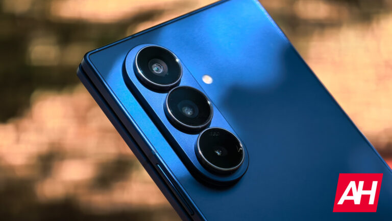 La fuite de caméra à trois volets de Samsung fait allusion au puissant zoom 100x