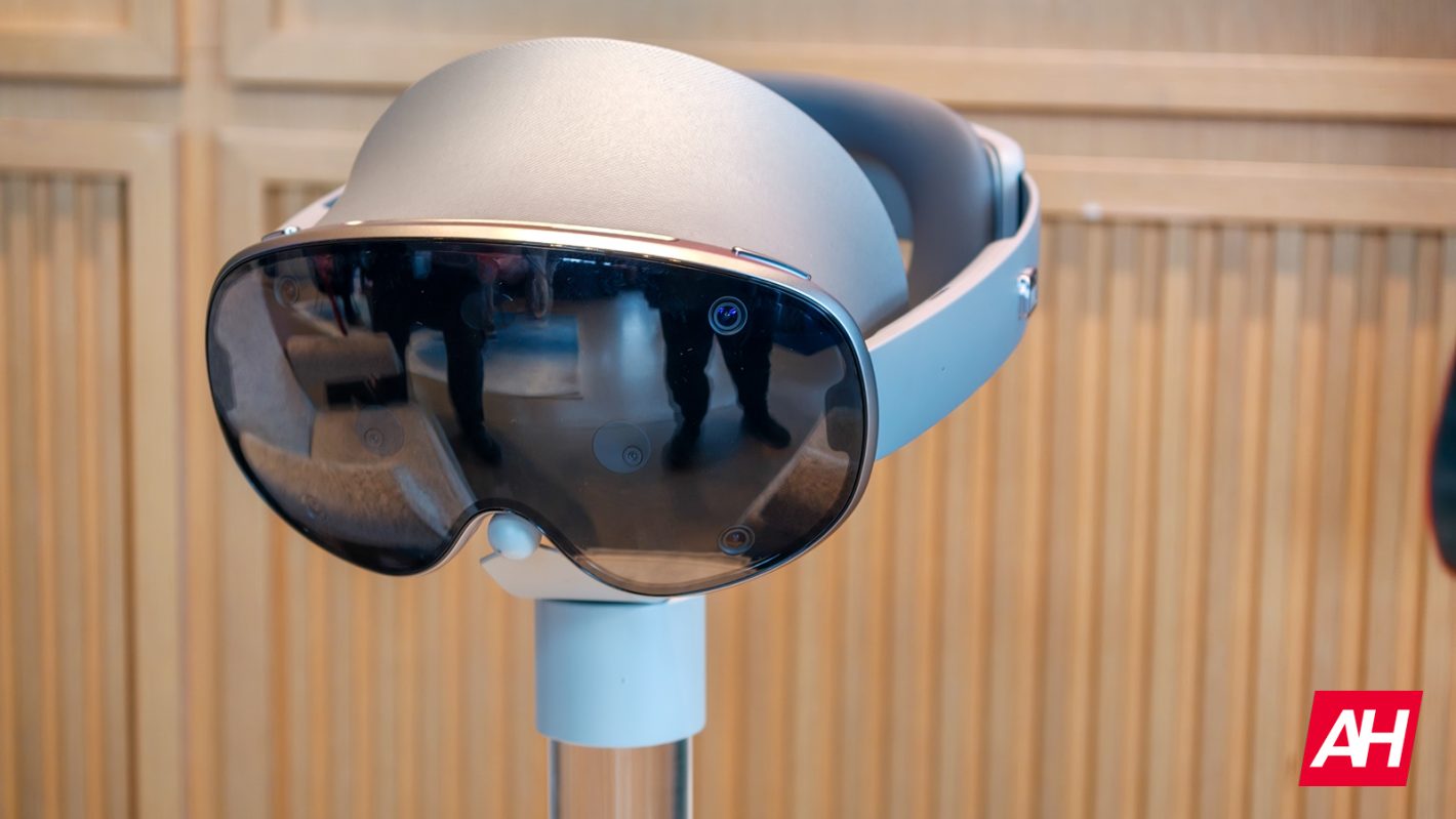 Samsung Galaxy XR mains sur AM AH 54