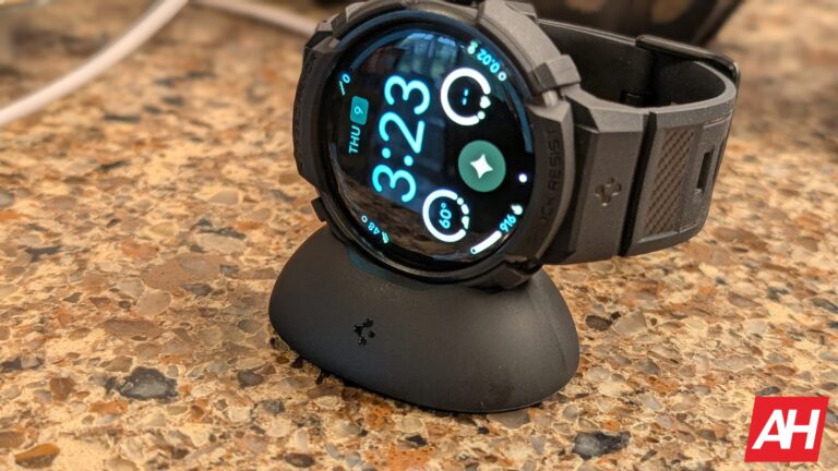 Cet accessoire Pixel Watch 4 à 25 $ corrige le plus gros défaut de conception de Google