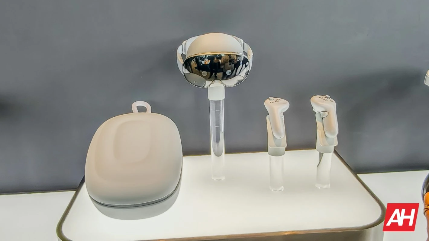 Samsung Galaxy XR mains sur AM AH 44