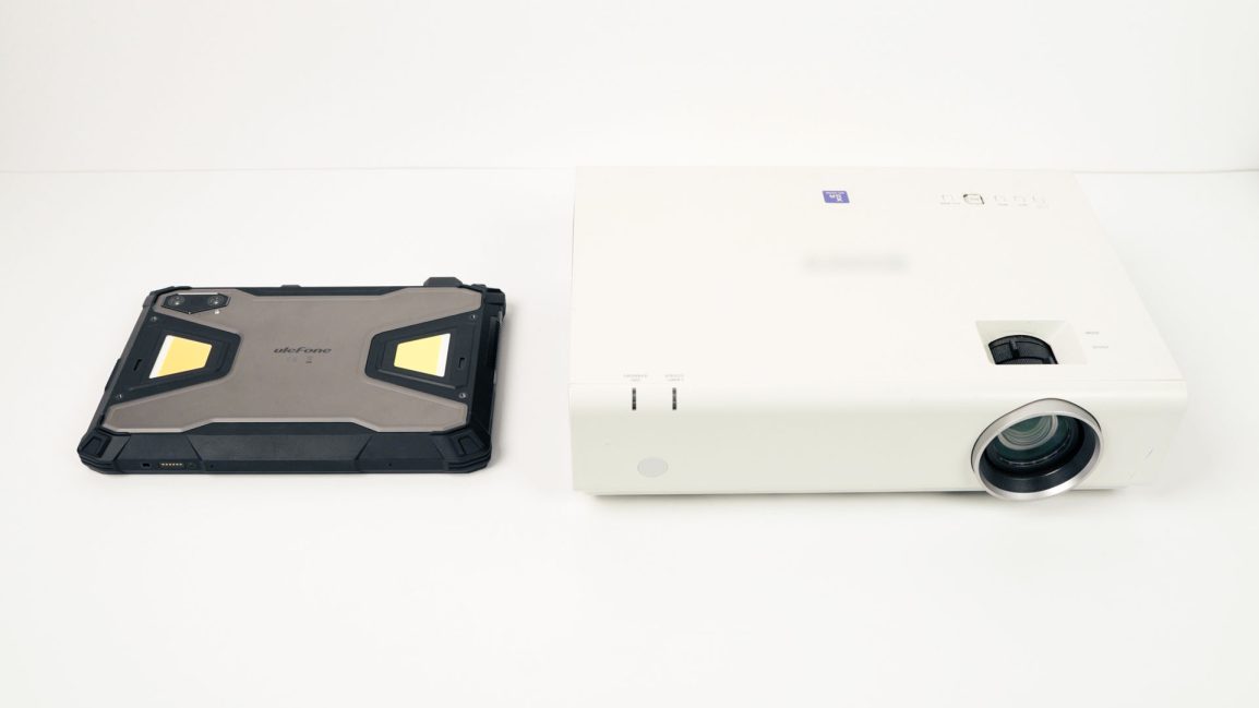Ulefone Armor Pad 5 Ultra vs projecteur traditionnel (2)