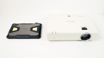Ulefone Armor Pad 5 Ultra vs projecteur traditionnel (2)