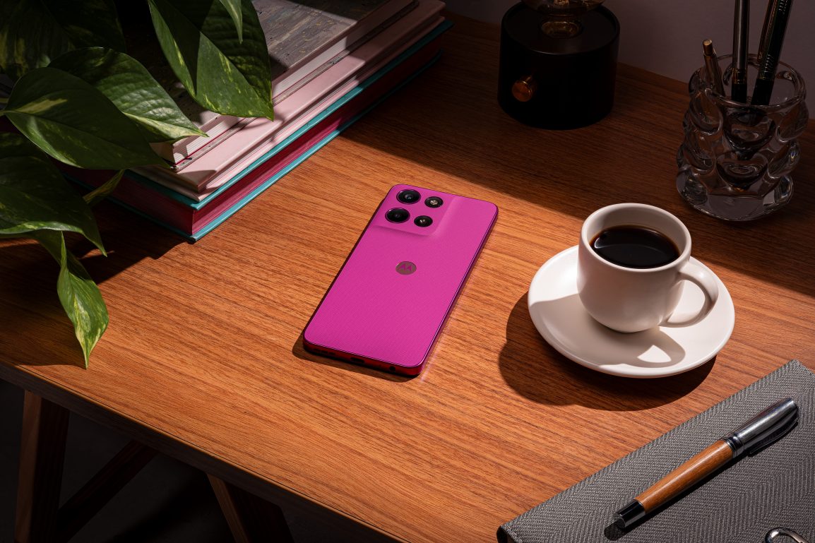moto g 2026 PANTONE Cattleya Orchid Lifestyle 25