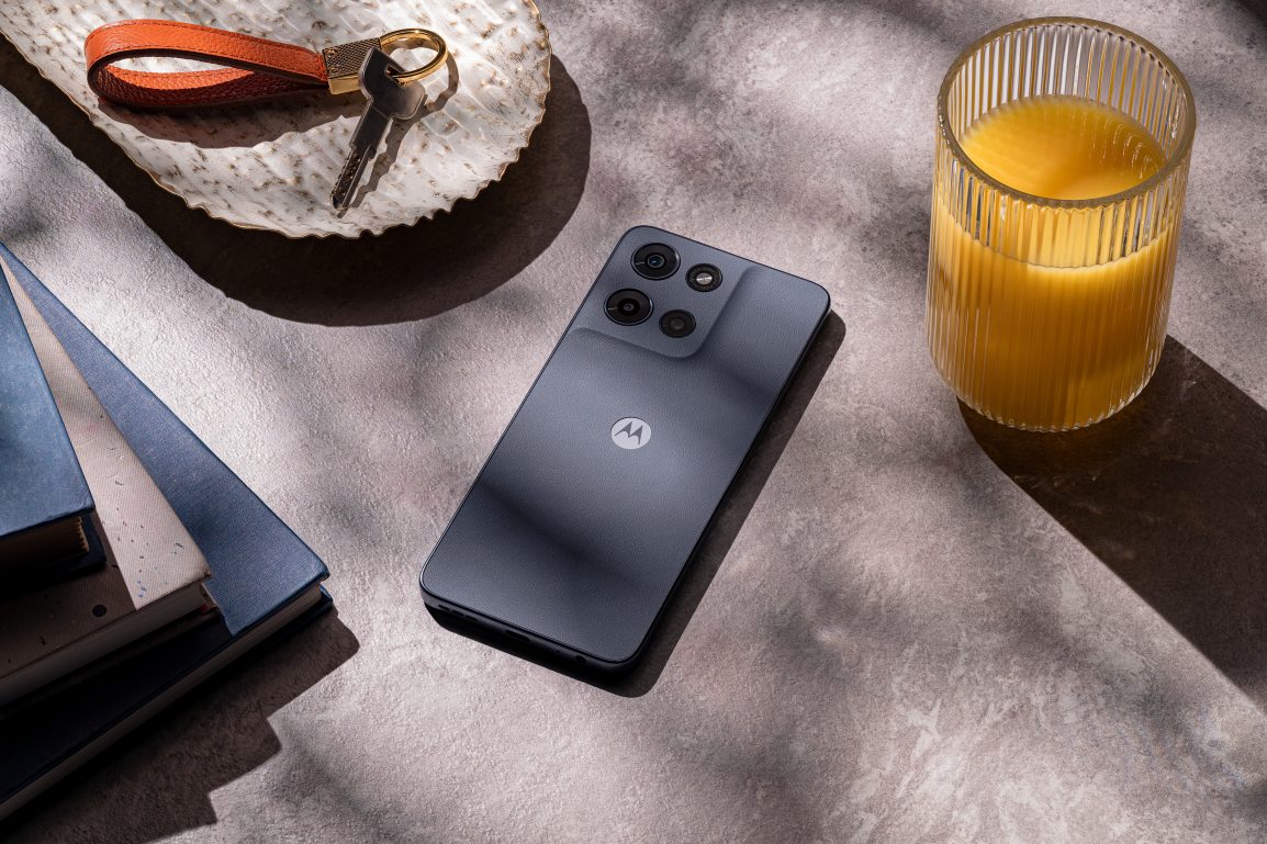 moto g 2026 PANTONE Slipstream Lifestyle 26