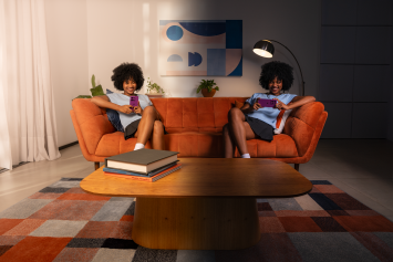 moto g 2026 PANTONE Cattleya Orchid Lifestyle 22