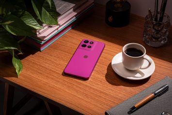 moto g 2026 PANTONE Cattleya Orchid Lifestyle 25