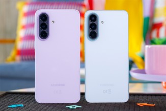 Le Galaxy A37 à gauche, A57 à droite