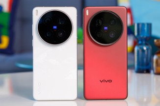 Le vivo X300 Ultra à gauche, X200 Ultra à droite