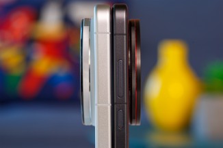 Le nouvel Ultra est un peu plus épais et n'a pas de bouton d'appareil photo