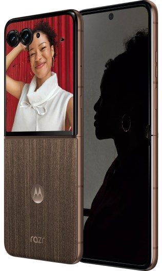 Razr 70 Ultra en Alcantara bleu Orient et bois de cacao Pantone