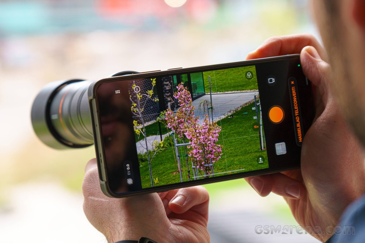 Oppo Find X9 Ultra et le kit de téléconvertisseur Hasselblad pratiques