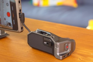 La poignée principale se connecte au Find X9 Ultra via USB-C