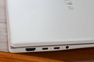 Ports - pas d'USB-C sur le côté droit, pas d'USB-A sur le côté gauche