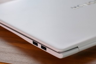 Ports - pas d'USB-C sur le côté droit, pas d'USB-A sur le côté gauche