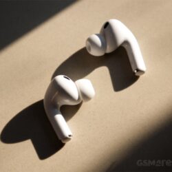 Gurman : les AirPods Apple avec caméra intégrée sont actuellement en phase de test finale