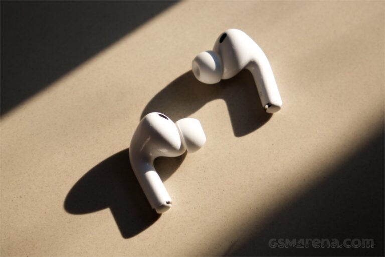 Gurman : les AirPods Apple avec caméra intégrée sont actuellement en phase de test finale