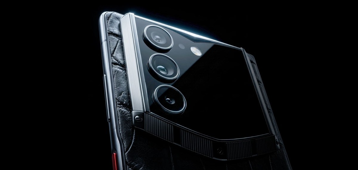 Vertu dévoile AlphaFold, son premier livre pliable et se vante de son agent Hermes AI