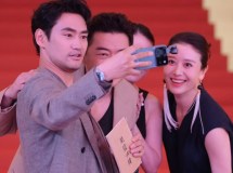 Les participants au SIFF prennent des selfies de groupe avec le Honor Robot Phone