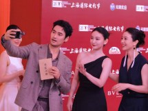 Les participants au SIFF prennent des selfies de groupe avec le Honor Robot Phone