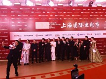 Les participants au SIFF prennent des selfies de groupe avec le Honor Robot Phone