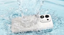 Le Honor 600 Smart dispose d'une batterie de 7 700 mAh, d'une résistance aux chutes de 2,5 m et peut aller jusqu'à 1,5 m sous l'eau.