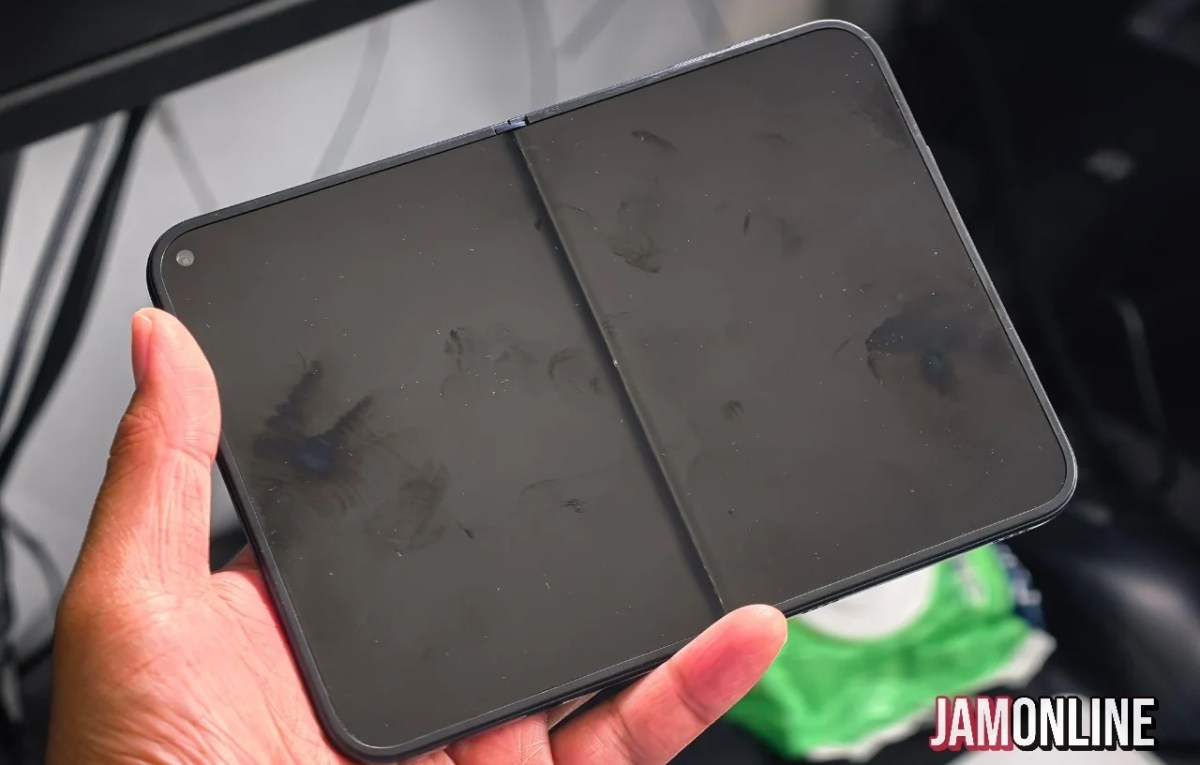 Le mannequin iPhone Ultra pliable apparaît en finition noire