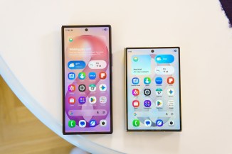 Comparaison de la taille de l’écran de couverture : Galaxy Z Fold8 Ultra (à gauche) et Galaxy Z Fold8 (à droite)