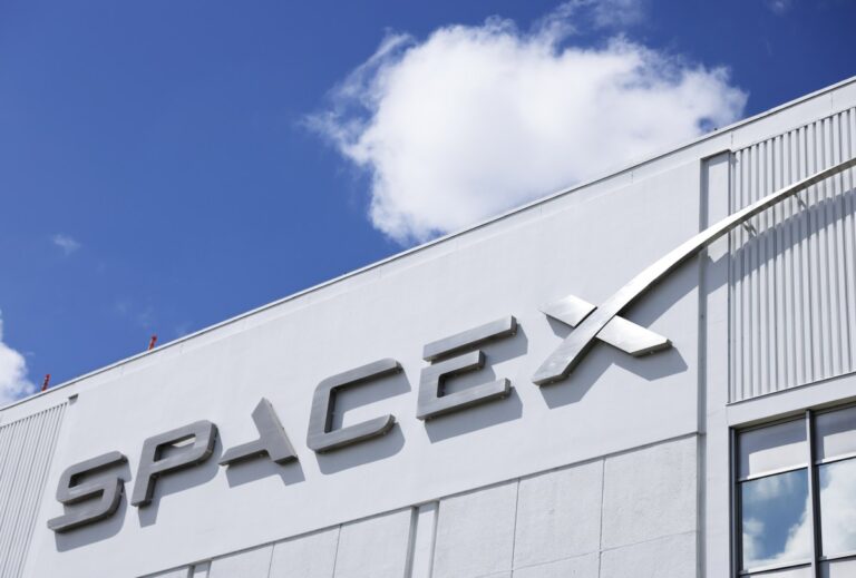 SpaceX vise à pénétrer le marché américain des télécommunications et à défier AT&T, T-Mobile et Verizon