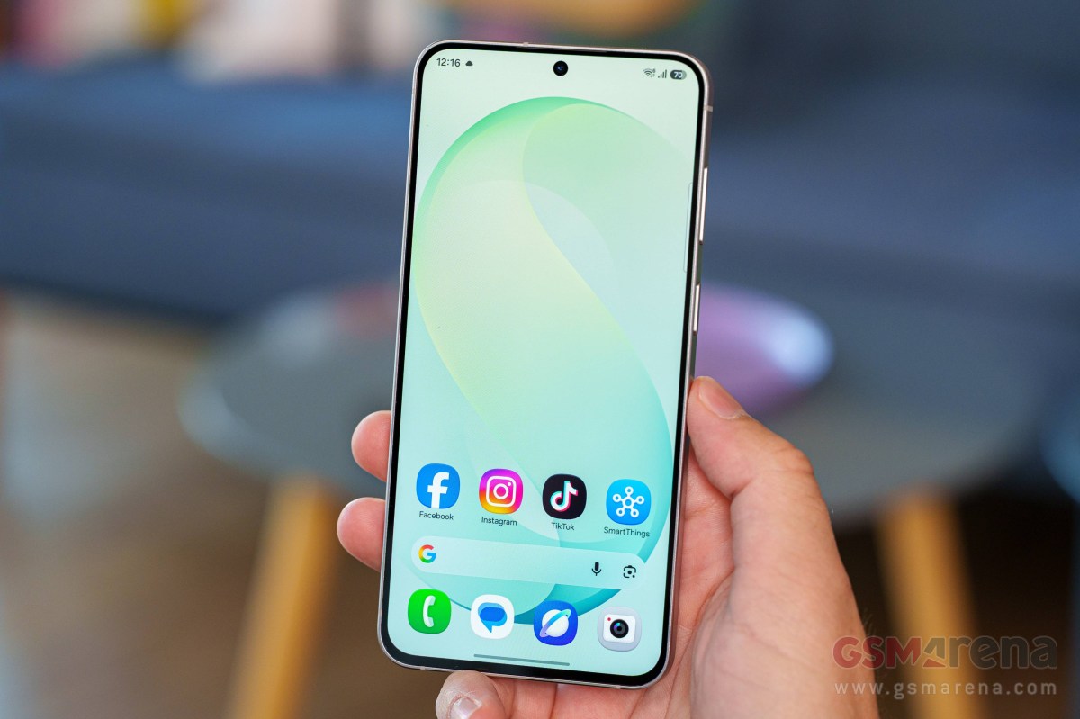 Le Galaxy S26 FE dispose d’un écran OLED 1080p+ de 6,7 pouces et d’une batterie de 4 900 mAh