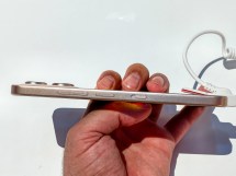 Le curseur NxtPaper se trouve sous la bascule du volume et la touche d'alimentation (qui est également le lecteur d'empreintes digitales)