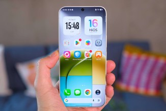 C'est un peu bizarre de tenir un téléphone sans cadre