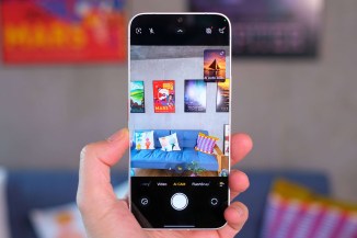 C'est un peu bizarre de tenir un téléphone sans cadre
