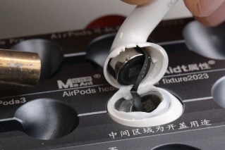 Processus de démontage des AirPods 5 (iFixit)