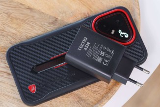 Un joli câble USB tressé et un chargeur 45W
