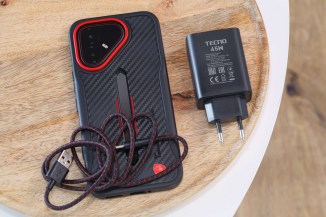 Un joli câble USB tressé et un chargeur 45W