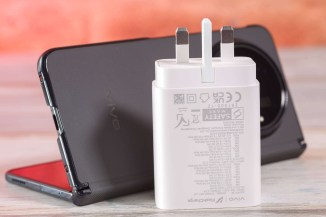 Le boitier est sympa, idem avoir un chargeur dans la boite