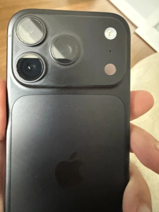 iPhone 18 Pro Max en bordeaux et noir
