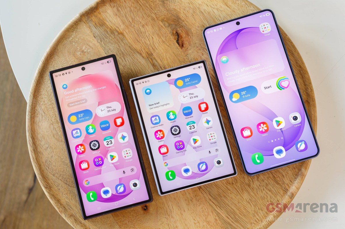 Galaxy Z Fold8 Ultra (à gauche), Galaxy Z Fold8 (au milieu) et Galaxy S26 Ultra (à droite)