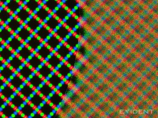 Surface transparente ou nano-texturée sur l'écran principal du Duo (source : iFixit)