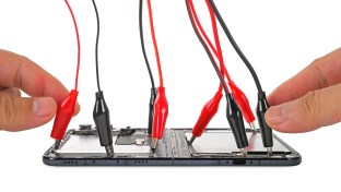 Processus de retrait de la batterie de l'iPhone Duo (source : iFixit)