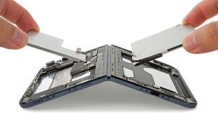 Processus de retrait de la batterie de l'iPhone Duo (source : iFixit)