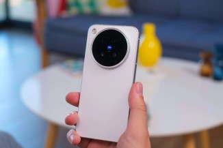 Le vivo X500 Pro dans la main