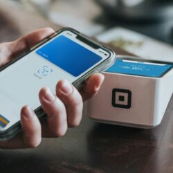 Le Royaume-Uni souhaite qu&rsquo;Apple ouvre la technologie sans contact pour iPhone et facture des frais moins élevés