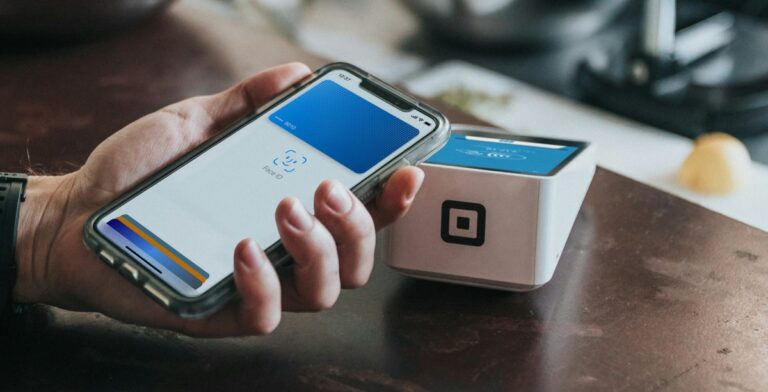 Le Royaume-Uni souhaite qu&rsquo;Apple ouvre la technologie sans contact pour iPhone et facture des frais moins élevés