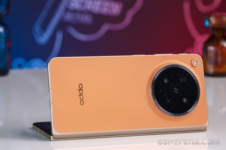 Surface de l&rsquo;appareil photo et des détails de l&rsquo;écran de l&rsquo;Oppo Find N7